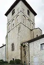 Croisillon sud surmonté du clocher, l'absidiole sud et l'ancien presbytère