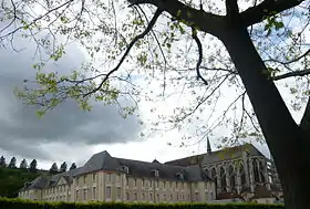 Ancienne abbaye de Saint-Père-en-Vallée, actuelle annexe du lycée Marceau. En arrière-plan, l'église Saint-Pierre, ancienne église abbatiale.