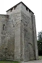 La tour-porche et l'ancienne porte romane de l'église, murée.