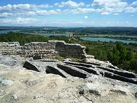 Nécropole de l'abbaye et point de vue sur la vallée du Rhône