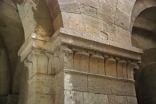 Frise de feuilles d'eaude l'église abbatiale de l'abbaye de Silvacane.