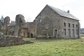 Mur sud du cloître et bâtiment d'accueil.