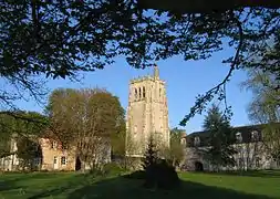 Tour Saint-Nicolas – face occidentale, à gauche, l'ancienne porterie et, à droite, le logis abbatial.