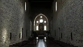 Entrée de l'abbaye avec l'autel en arrière-plan