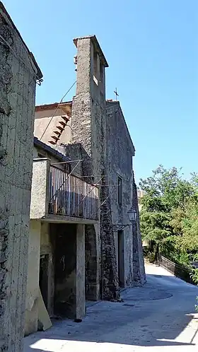 Photographie d'un portail d'église en pierre vu de biais