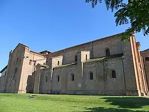 Façade latérale gauche d'une église de briques, avec un pignon au droit du transept.