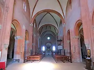 Nef d'église voûtée en berceau et construite en briques.