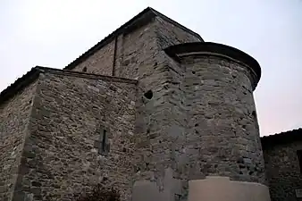 Une abside ronde d'église romane.