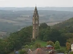 Photo d'une grande tour munie d'une horloge qui domine le paysage alentour.