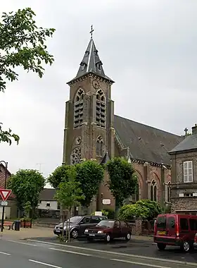 Le clocher de l'église,vu depuis la chaussée de Rouvroy.