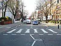 Passage piéton sur Abbey Road (Londres) aujourd'hui filmé 24 heures sur 24 par une EarthCam (en) (lien).