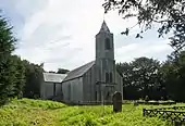 Façade d'une modeste église de style classique.