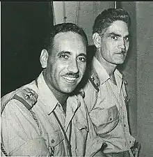 Deux officiers irakiens en uniforme de profil.