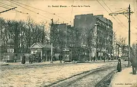 Tramway no 103 devant l'aubette de la station Mairie de Saint-Ouen.