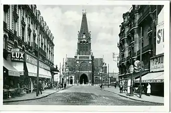 L'église Saint-Denys-de-l'Estrée, construite par Eugène Viollet-le-Duc et l'extrémité de la rue de la République, dans les années 1930.