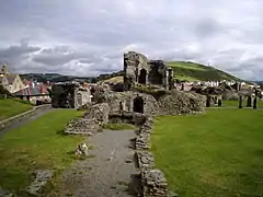 Le reste de la forme en D et des tours de la basse-cour.