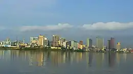 Immeubles au bord de la Lagune Ebrié à Abidjan