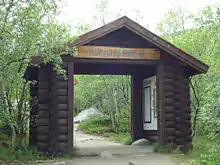Portail en bois marquant le début du Kungsleden, dans le parc d'Abisko