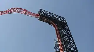 Le haut du lift hill et le début du Sky-Loop