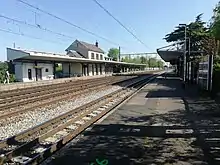 Quais de la gare d'Ablon (vue en direction de Paris).