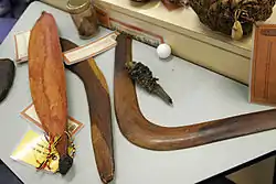 Propulseur nommé woomera (à gauche) et boomerangs des Aborigènes australiens.