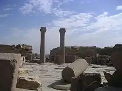 Cour du temple funéraire de Sahourê avec deux colonnes palmiformes redressées