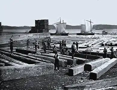 Photographie, Butting square timber, les extrémités des plançons sont taillées en pointe, ce qui les protège des rochers pendant le flottage. Québec, QC, 1872, William Notman (1826-1891), Plaque de verre au collodion humide, 20 x 25 cm