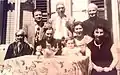 La famille Abravanel avec les Justes Arslan et Mustafa Resnick, Bitola en 1957
