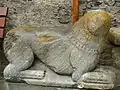 Un des lions de l'ancien porche de l'église.