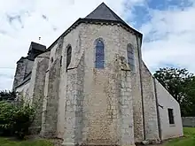 Abside ronde au pied, s'élevant à 3 pans