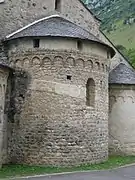 L'abside avec bande lombarde.