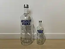 Comparaison de taille d'une bouteille de vodka Absolut de 4,5 L (la plus grosse existante pour la marque Absolut) à côté d'une bouteille de 1 L.