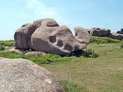 « Bidets de la Vierge » : taffoni, vasques et rigoles sur l'île Renote.