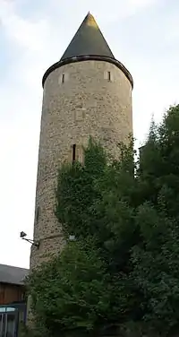 Une tour datée du XVe siècle est le seul vestige de l'abbaye d'Altmünster.