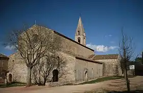 Vue sur le cloître et le clocher de l’abbaye.