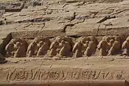 Sculptures de babouin au-dessus des têtes des statues de Ramsès dans le Grand Temple.