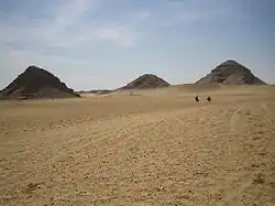 Vue des pyramides de Sahourê, Niouserrê et Néferirkarê prise depuis le nord de la nécropole d'Abousir