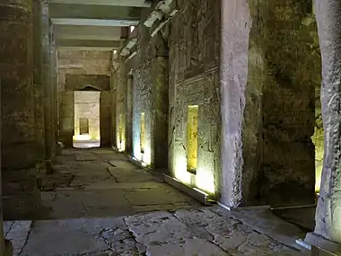 Entrée des chapelles de Rê, Ptah et Séthi et au fond sur le complexe de Néfertoum-Sokar.