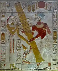 Détail d'un mur du temple funéraire de Séthi II à Abydos : Séthi Ier relevant le plier djed