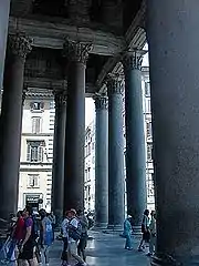 Colonnade intérieure du pronaos : différences de teinte des colonnes.