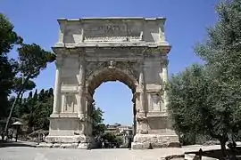 Arc de Titus : arc simple à une baie.