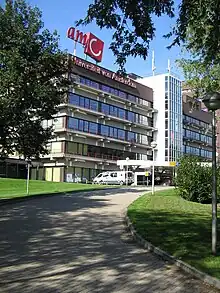 Photographie de la façade d'un hôpital.