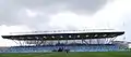 Vue de la tribune secondaire de l'Academy Stadium, où se trouve les vestiaires et le banc de touche des deux équipes.