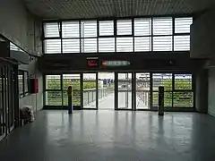 Accès aux quais de la gare en arrivant du métro et de la rue.