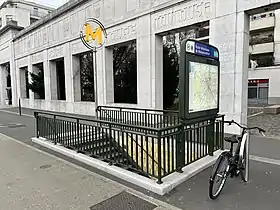 Accès à la station, du côté des numéros impairs de l'avenue du Général-Leclerc.