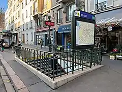 Accès près de la place éponyme.