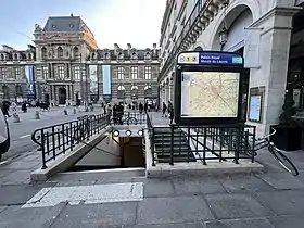 Accès à la station sur la place du Palais-Royal.