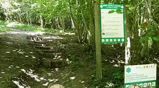 L'accès à la Réserve naturelle nationale des grottes et des pelouses d'Acquin-Westbécourt et des coteaux de Wavrans-sur-l'Aa.