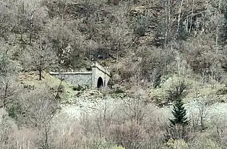 Accès supérieur du tunnel (vue latérale), sur la commune de Mérens-les-Vals.