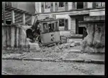 Photographie montrant la rame du tramway ayant défoncé un mur.